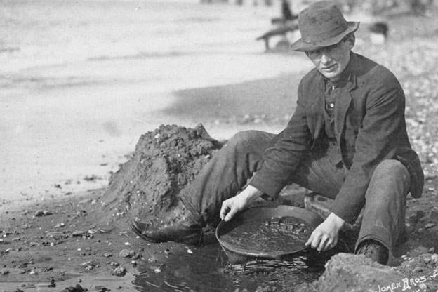 During the gold rush, gold panning: prospector looking for on the river.