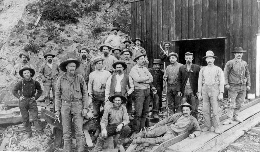 Gold mining at the Gold Hill Mine, Quartzburg, Idaho 1885 (Idaho State Archives).