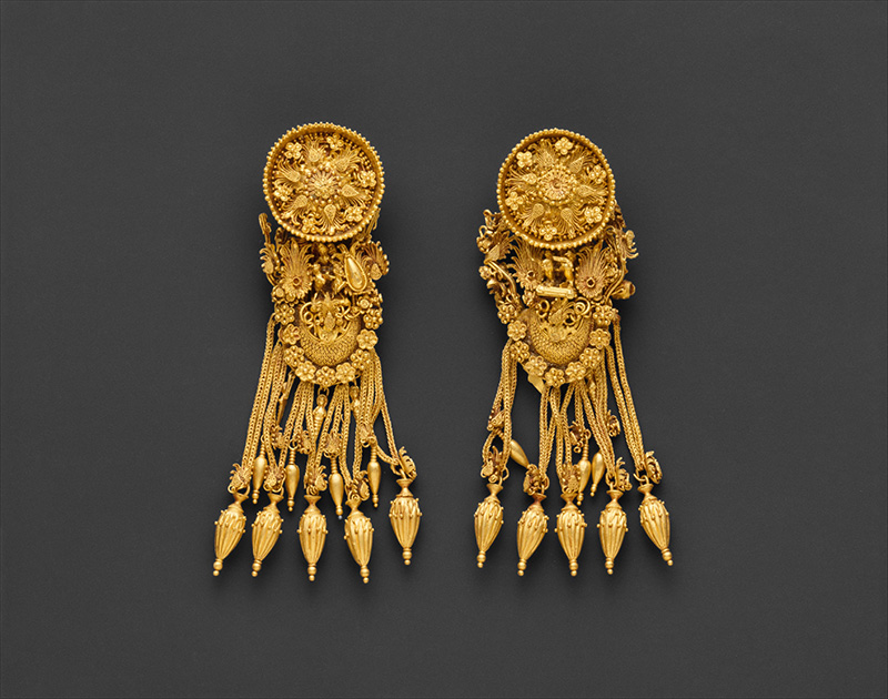 Gold earrings from Greece, 300 BCE