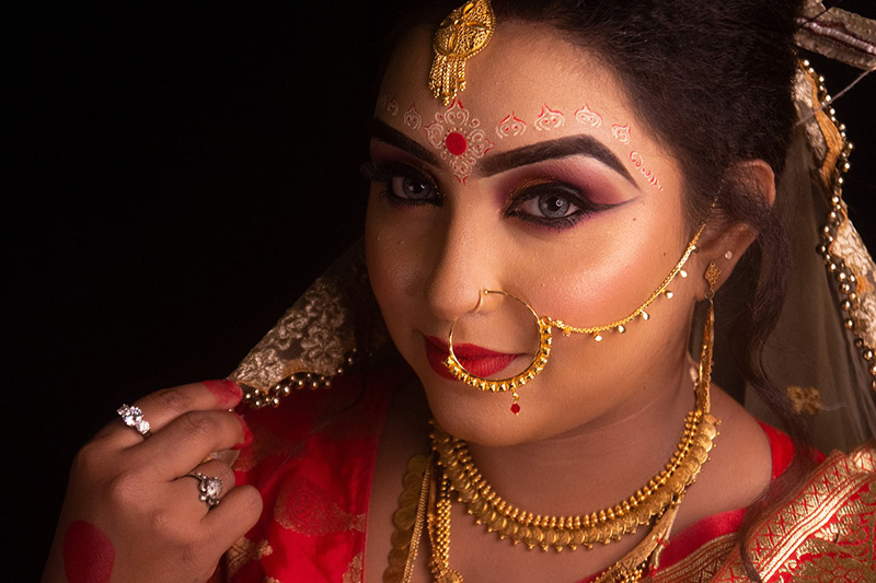An Indian bride wearing gold jewelry.