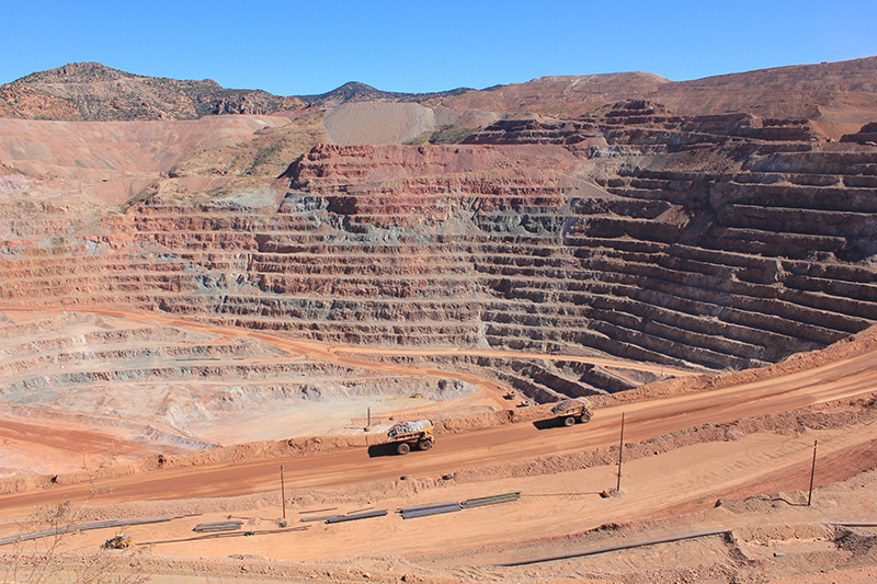 Morenci copper mine in Arizona that produces gold as a byproduct (wikipedia/ Stephanie Salisbury CC BY 2.0).